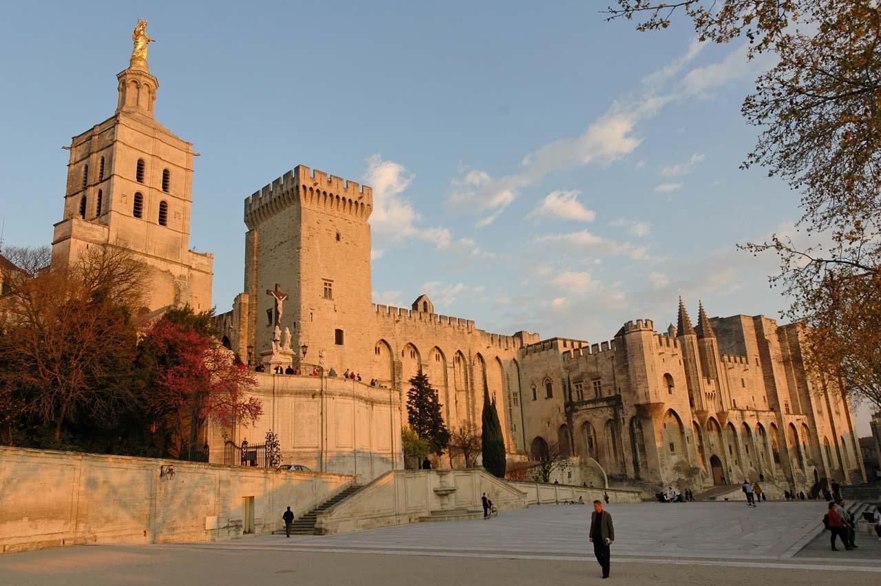AVIGNON, FRANCE's dreamy city of thousands of flowers | BLUE SKY TRAVEL