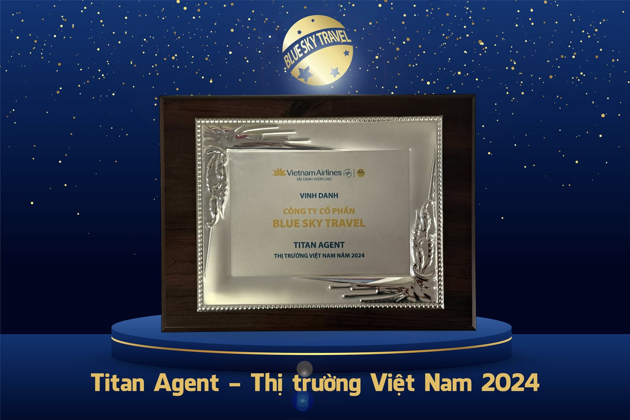 Giải thưởng "Đại lý Titan - Thị trường Việt Nam năm 2024" đến từ đối tác Vietnam Airlines .