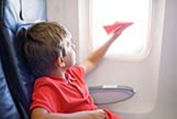 Hành khách kể cách xử trí khi bị trẻ con đá ghế trên máy bay 