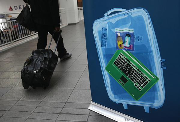 Việt Nam cấm mang máy tính xách tay Macbook Pro khi đi máy bay 